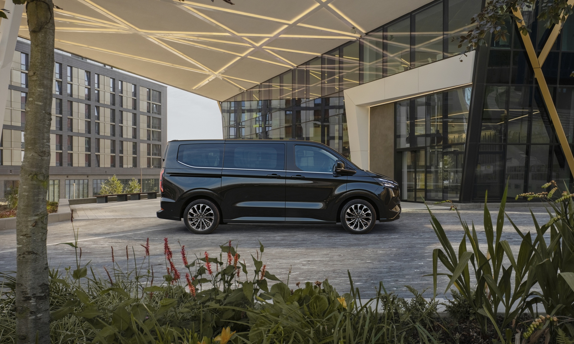Ford Tourneo Custom Debuts With Diesel PHEV And Full Electric Options 